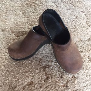 brushed leather clog